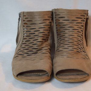American Eagle Womens Beige Suede Block Heel Sandals Size 8